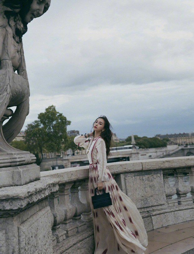 2 nàng thơ xứ Trung sang Paris dự sự kiện: Angela Baby đẹp xuất sắc, lập tức biến đồng nghiệp thành mắc áo di động - Ảnh 1. 2 nàng thơ xứ Trung sang Paris dự sự kiện: Angela Baby đẹp xuất sắc, lập tức biến đồng nghiệp thành mắc áo di động - Ảnh 1.