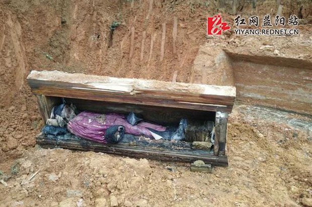 Khai quật ngôi mộ cổ chứa thi thể nam nhân bọc trong quần áo nguyên vẹn, nghi là công tử quý tộc Trung Hoa cổ đại - Ảnh 1.