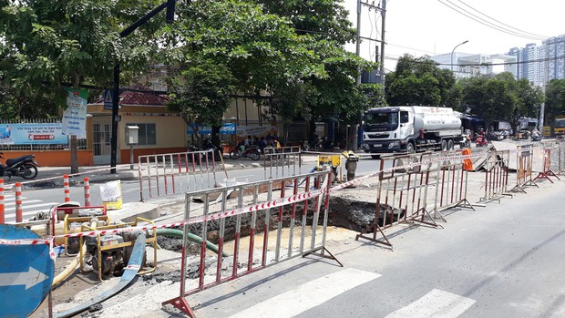 Sau tiếng nổ lớn, hố “tử thần” xuất hiện liên tiếp nuốt chửng đất đá trên đường phố Sài Gòn - Ảnh 4.