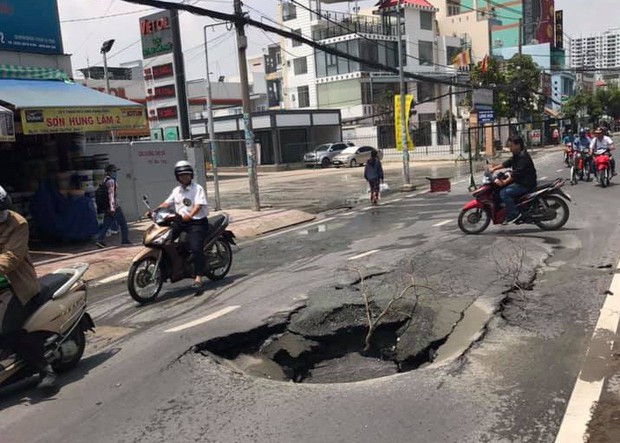 Sau tiếng nổ lớn, hố “tử thần” xuất hiện liên tiếp nuốt chửng đất đá trên đường phố Sài Gòn - Ảnh 1.