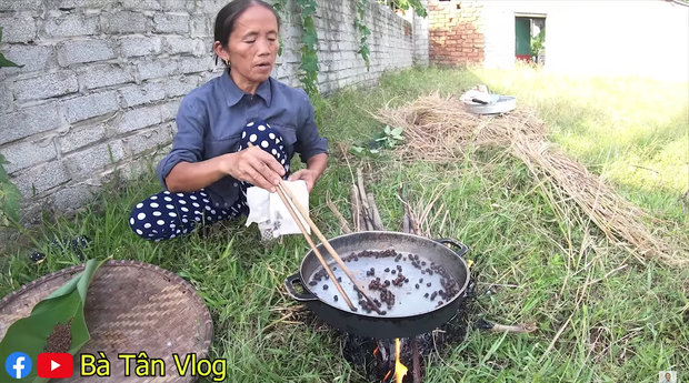 Bà Tân  lần đầu tiên phải ăn một mình vì làm món khổng lồ nhưng thất bại, nướng gà úp xoong nhưng mở ra thì hoá... thiên nga đen thui - Ảnh 3.