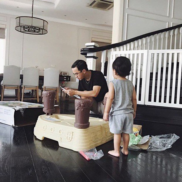 Cuộc sống hội cô chiêu, cậu ấm Vbiz: Toàn trong biệt thự triệu đô, vú em biết 2 thứ tiếng, học phí hàng trăm triệu - Ảnh 1. Cuộc sống hội cô chiêu, cậu ấm Vbiz: Toàn trong biệt thự triệu đô, vú em biết 2 thứ tiếng, học phí hàng trăm triệu - Ảnh 1.