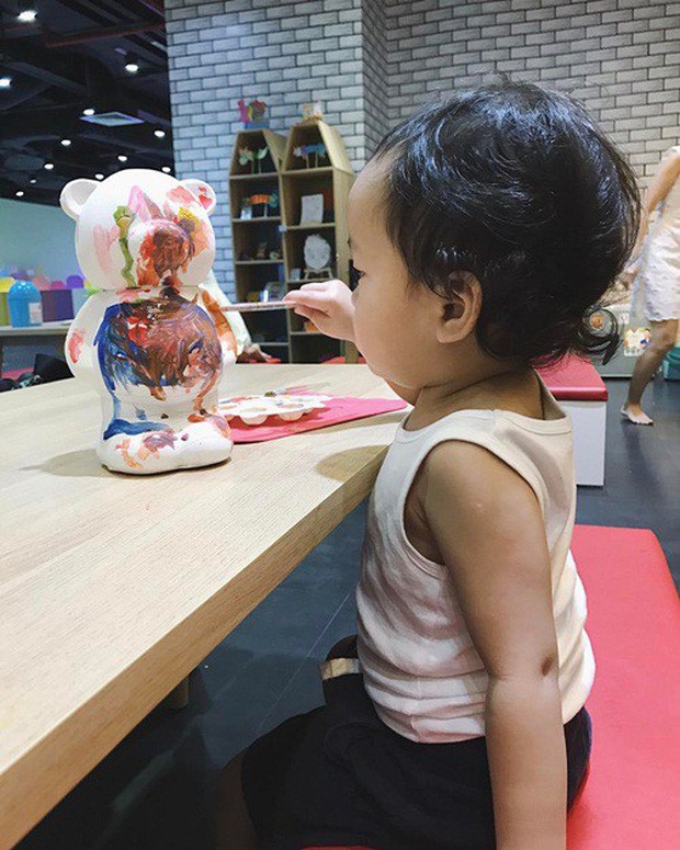 Cuộc sống hội cô chiêu, cậu ấm Vbiz: Toàn trong biệt thự triệu đô, vú em biết 2 thứ tiếng, học phí hàng trăm triệu - Ảnh 2. Cuộc sống hội cô chiêu, cậu ấm Vbiz: Toàn trong biệt thự triệu đô, vú em biết 2 thứ tiếng, học phí hàng trăm triệu - Ảnh 2.