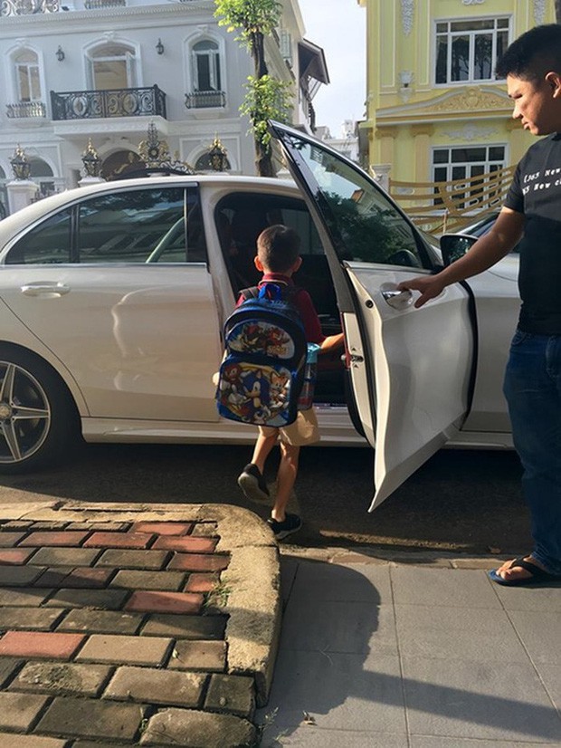 Cuộc sống hội cô chiêu, cậu ấm Vbiz: Toàn trong biệt thự triệu đô, vú em biết 2 thứ tiếng, học phí hàng trăm triệu - Ảnh 14. Cuộc sống hội cô chiêu, cậu ấm Vbiz: Toàn trong biệt thự triệu đô, vú em biết 2 thứ tiếng, học phí hàng trăm triệu - Ảnh 14.