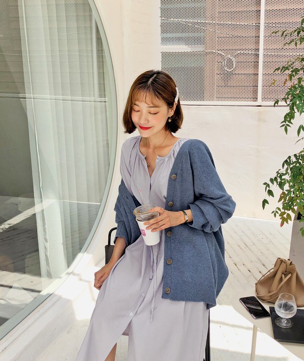 Giữa mùa Thu nắng gió khó lường, bạn nên thủ sẵn 4 mẫu áo khoác nhẹ nhàng mà chất ngất sau đây - Ảnh 3. Giữa mùa Thu nắng gió khó lường, bạn nên thủ sẵn 4 mẫu áo khoác nhẹ nhàng mà chất ngất sau đây - Ảnh 3.