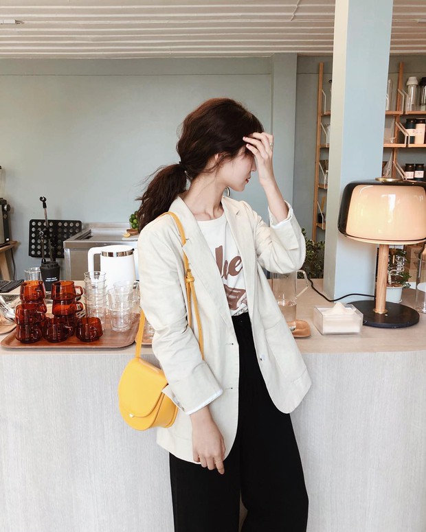 Giữa mùa Thu nắng gió khó lường, bạn nên thủ sẵn 4 mẫu áo khoác nhẹ nhàng mà chất ngất sau đây - Ảnh 9. Giữa mùa Thu nắng gió khó lường, bạn nên thủ sẵn 4 mẫu áo khoác nhẹ nhàng mà chất ngất sau đây - Ảnh 9.