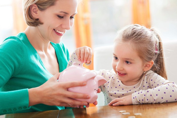 Những cách dạy con trẻ tránh hoang phí tiền bạc mà không phải bất cứ cha mẹ nào cũng để ý - Ảnh 1.