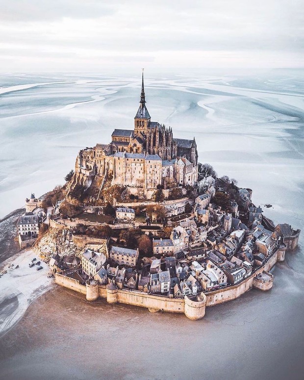 Hòn đảo cổ tích Mont Saint Michel: Hot không thua kém gì tháp Eiffel, thuộc top 3 địa điểm check-in ảo diệu nhất tại Pháp - Ảnh 1.