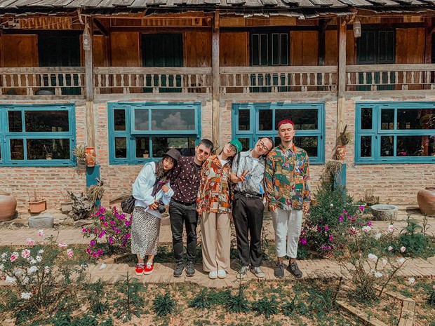 Ai trong chúng ta rồi cũng có một hội bạn khi đi du lịch sẽ cùng nhau pose những dáng lạ lùng và khó hiểu như thế này đây! - Ảnh 1. Ai trong chúng ta rồi cũng có một hội bạn khi đi du lịch sẽ cùng nhau pose những dáng lạ lùng và khó hiểu như thế này đây! - Ảnh 1.