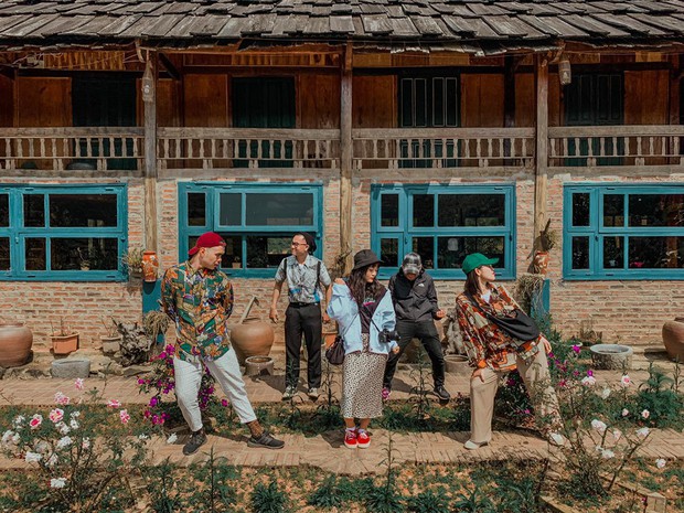 Ai trong chúng ta rồi cũng có một hội bạn khi đi du lịch sẽ cùng nhau pose những dáng lạ lùng và khó hiểu như thế này đây! - Ảnh 4. Ai trong chúng ta rồi cũng có một hội bạn khi đi du lịch sẽ cùng nhau pose những dáng lạ lùng và khó hiểu như thế này đây! - Ảnh 4.