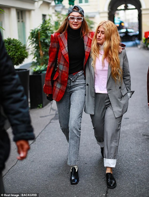Ngược đời như chị em Bella - Gigi Hadid: Cô chị thì rực rỡ trẻ trung, cô em lại già dặn quá mức - Ảnh 5. Ngược đời như chị em Bella - Gigi Hadid: Cô chị thì rực rỡ trẻ trung, cô em lại già dặn quá mức - Ảnh 5.
