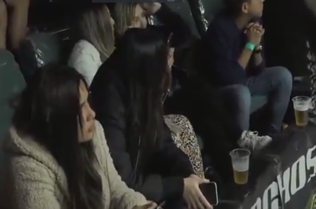 Quá vã hơi men, anh chàng võ sĩ trèo hẳn lên sàn đấu, húp trọn nửa cốc bia của nữ CĐV xinh đẹp trong một hơi - Ảnh 3.