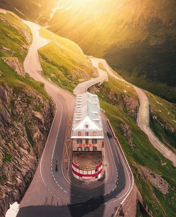Khách sạn 4 mặt tiền nằm cheo leo trên con dốc cao 2.429 m trên đỉnh núi Alps chính là nơi hoàn hảo dành cho hội ghét cả thế giới!  - Ảnh 3.