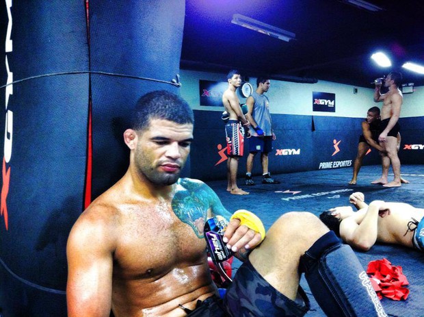 Quá vã hơi men, anh chàng võ sĩ trèo hẳn lên sàn đấu, húp trọn nửa cốc bia của nữ CĐV xinh đẹp trong một hơi - Ảnh 4.