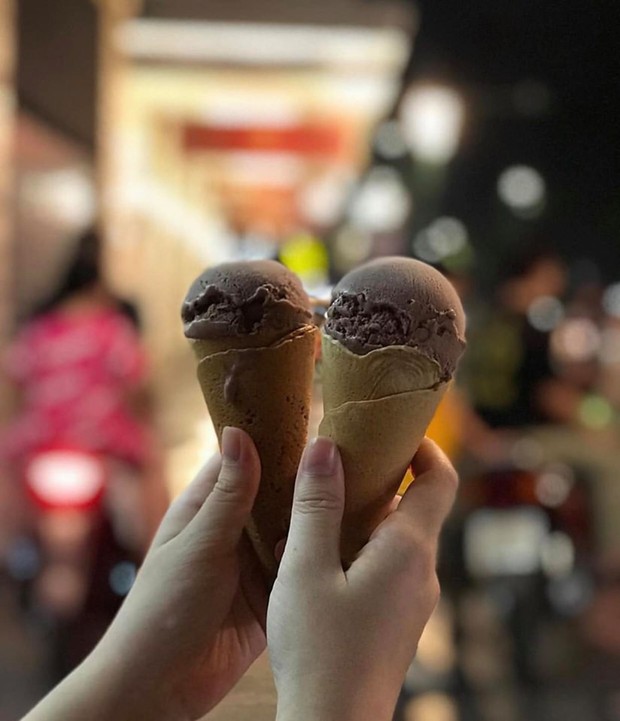 Tầm này Hà Nội thích nhất không phải có người yêu, mà là có người yêu đưa đi ăn kem bờ hồ! - Ảnh 1.