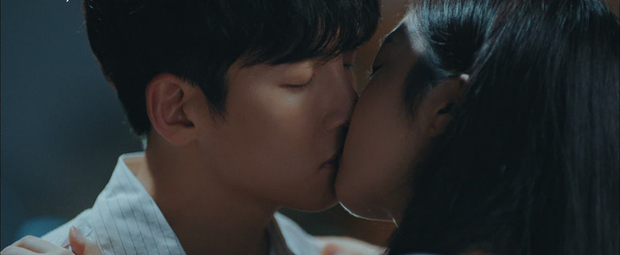 Hoảng hồn vì ướp xác như cá đông lạnh đã là gì, Ji Chang Wook mới tái xuất đã tặng fan ngay cảnh hôn crush trong tập 1 Nhẹ Nhàng Tan Chảy - Ảnh 3.