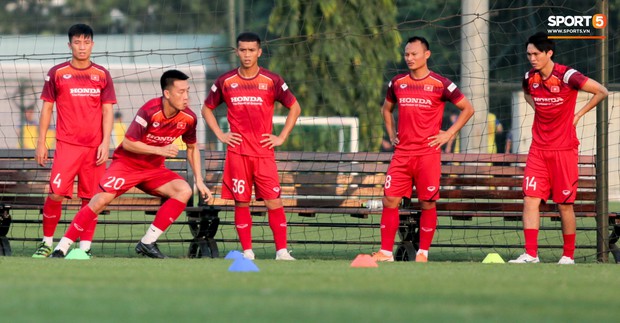 HLV Park Hang-seo đi cà nhắc vì đau đầu gối, vẫn vui vẻ trêu đùa trong buổi tập của tuyển Việt Nam - Ảnh 7.