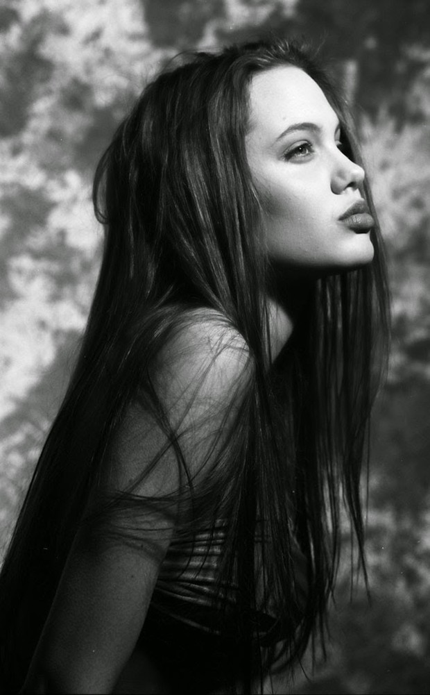 Hot trở lại bộ ảnh năm 16 tuổi xinh đẹp ngút ngàn của Angelina Jolie: Thế này bảo sao Brad Pitt từng mê như điếu đổ! - Ảnh 3.
