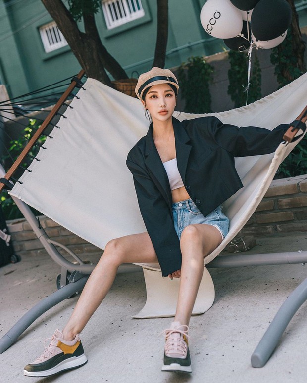 Để diện blazer sexy mà không bị dừ, các nàng nên sắm ngay crop top hoặc áo lót thật xịn - Ảnh 3.