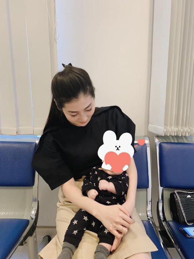 Sau thời gian dài úp mở, Á hậu Tú Anh cuối cùng đã chịu khoe rõ mặt quý tử đầu lòng lớn phổng phao - Ảnh 4. Sau thời gian dài úp mở, Á hậu Tú Anh cuối cùng đã chịu khoe rõ mặt quý tử đầu lòng lớn phổng phao - Ảnh 4.