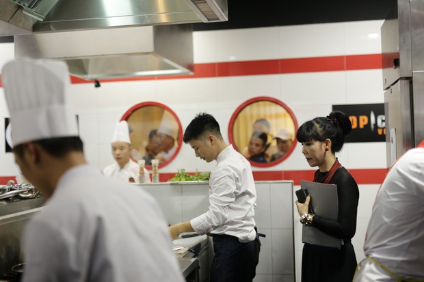 Top Chef Vietnam: Thí sinh khiến giám khảo Jack Lee phải nhả đồ ăn ra sau khi nếm - Ảnh 3. Top Chef Vietnam: Thí sinh khiến giám khảo Jack Lee phải nhả đồ ăn ra sau khi nếm - Ảnh 3.