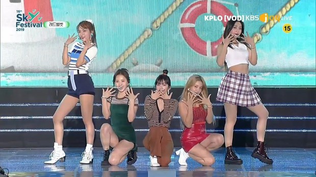 Để Wendy diện váy siêu ngắn đến hớ hênh trên sân khấu, stylist của Red Velvet lại khiến netizen sôi máu - Ảnh 2. Để Wendy diện váy siêu ngắn đến hớ hênh trên sân khấu, stylist của Red Velvet lại khiến netizen sôi máu - Ảnh 2.