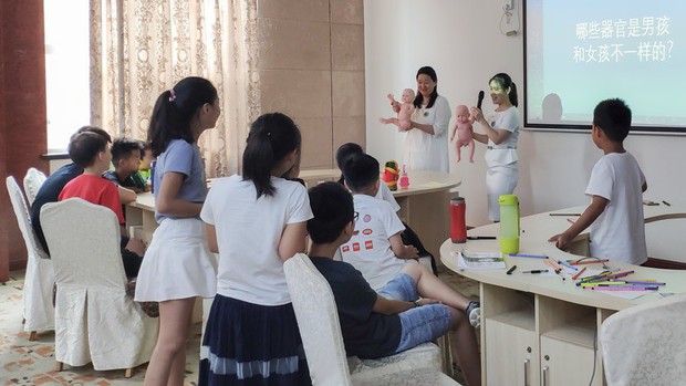 Kết quả hình ảnh cho trẻ em trung quá»c trong trưá»ng há»c