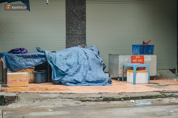 Một tuần sau vụ cháy kho Rạng Đông: Người dân sống cùng khẩu trang nhưng chợ cóc, quán ăn vẫn tấp nập như trước - Ảnh 14.