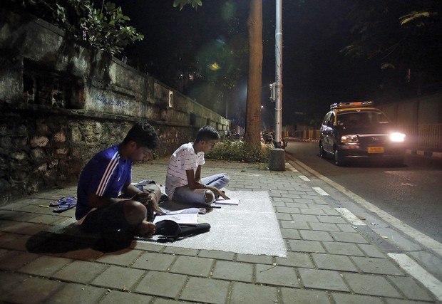 Lớp học ngoài đường ở Mumbai: Mảng tối tại thành phố thịnh vượng bậc nhất Ấn Độ và sự thích nghi đầy cảm phục của trẻ em nghèo hiếu học - Ảnh 4.