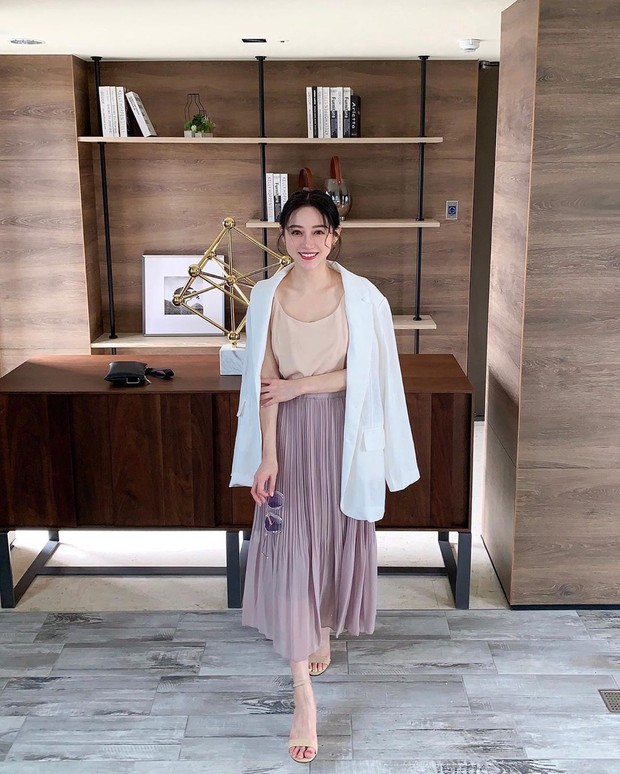Chân váy midi dễ mặc thật đấy, nhưng trông bạn sẽ xinh tươi sành điệu nhất khi áp dụng 4 công thức sau - Ảnh 3. Chân váy midi dễ mặc thật đấy, nhưng trông bạn sẽ xinh tươi sành điệu nhất khi áp dụng 4 công thức sau - Ảnh 3.