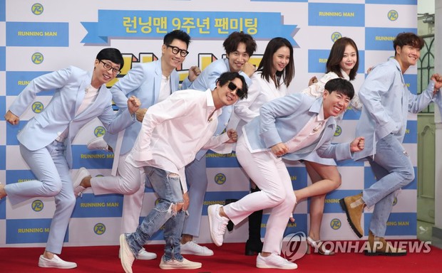 Kim Jong Kook khiến fan lo lắng khi không thể tự đi đứng tại fanmeeting của Running Man - Ảnh 1. Kim Jong Kook khiến fan lo lắng khi không thể tự đi đứng tại fanmeeting của Running Man - Ảnh 1.