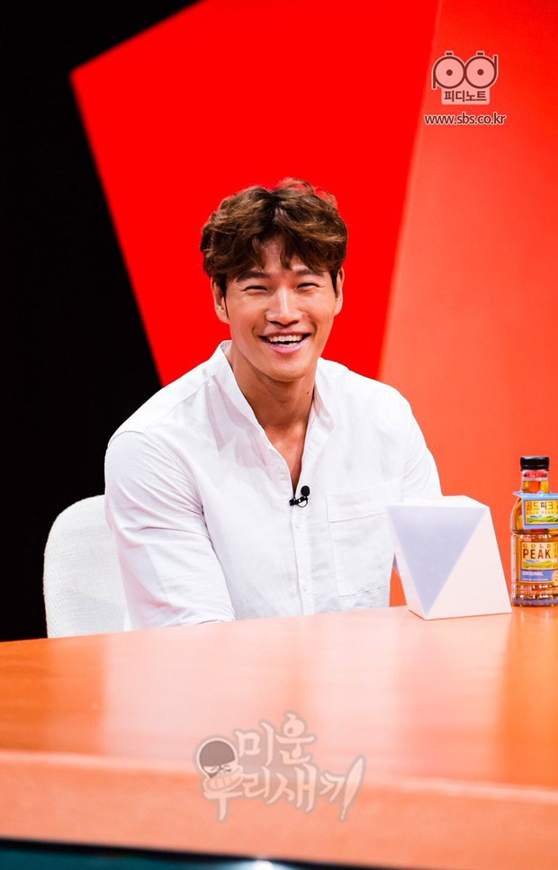 Kim Jong Kook khiến fan lo lắng khi không thể tự đi đứng tại fanmeeting của Running Man - Ảnh 6. Kim Jong Kook khiến fan lo lắng khi không thể tự đi đứng tại fanmeeting của Running Man - Ảnh 6.