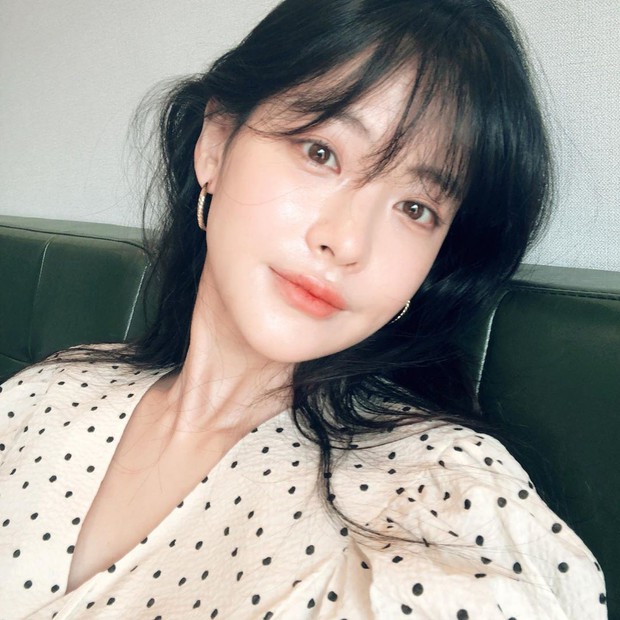 Tiểu tam tin đồn đòi kiện Goo Hye Sun: Thường xuyên lên đồ như nữ sinh dù đã 32 tuổi - Ảnh 2.