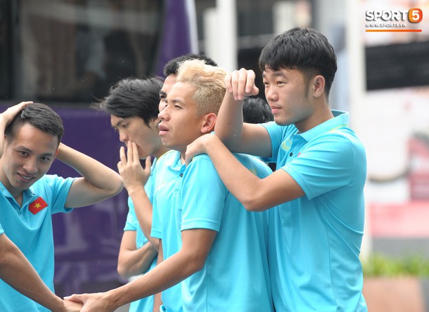 Xuân Trường cà khịa Hồng Duy, tuyển thủ Việt Nam tươi rói sẵn sàng đấu Thái Lan - Ảnh 3. Xuân Trường cà khịa Hồng Duy, tuyển thủ Việt Nam tươi rói sẵn sàng đấu Thái Lan - Ảnh 3.