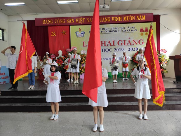 Câu chuyện xúc động về bức ảnh em bé khóc lóc sướt mướt, giằng co với cô giáo trong ngày khai giảng - Ảnh 3. Câu chuyện xúc động về bức ảnh em bé khóc lóc sướt mướt, giằng co với cô giáo trong ngày khai giảng - Ảnh 3.