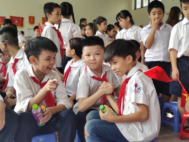 Câu chuyện xúc động về bức ảnh em bé khóc lóc sướt mướt, giằng co với cô giáo trong ngày khai giảng - Ảnh 4. Câu chuyện xúc động về bức ảnh em bé khóc lóc sướt mướt, giằng co với cô giáo trong ngày khai giảng - Ảnh 4.
