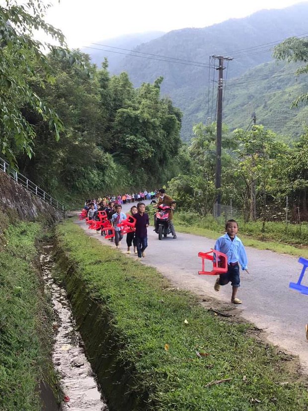 Hình ảnh xúc động: Trẻ em vùng cao đi bộ hàng dài, xách ghế nhựa hân hoan đến điểm trường dự lễ khai giảng - Ảnh 1. Hình ảnh xúc động: Trẻ em vùng cao đi bộ hàng dài, xách ghế nhựa hân hoan đến điểm trường dự lễ khai giảng - Ảnh 1.