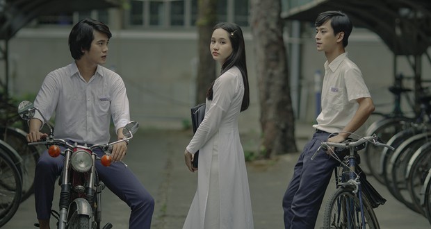 Trở về hồi ức tuổi trẻ cùng Mắt Biếc: Hà Lan đẹp đến nao lòng trong tà áo dài trắng bên chàng Ngạn si tình mùa tựu trường - Ảnh 4. Trở về hồi ức tuổi trẻ cùng Mắt Biếc: Hà Lan đẹp đến nao lòng trong tà áo dài trắng bên chàng Ngạn si tình mùa tựu trường - Ảnh 4.