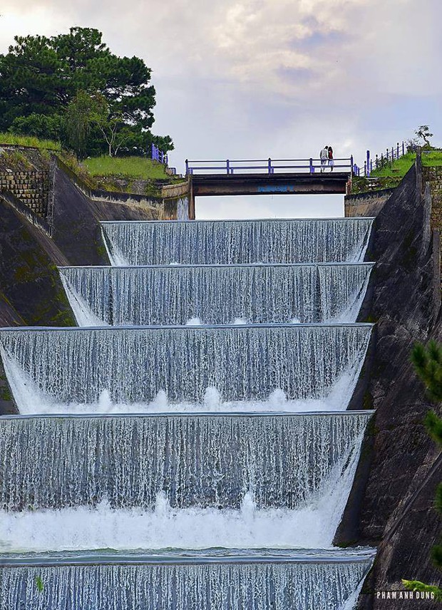 Lại một góc sống ảo Đà Lạt lên hình đẹp miễn chê còn ở ngoài thì... thấy ghê: Cái đập nước thôi mà ảo vậy hả? - Ảnh 1. Lại một góc sống ảo Đà Lạt lên hình đẹp miễn chê còn ở ngoài thì... thấy ghê: Cái đập nước thôi mà ảo vậy hả?
