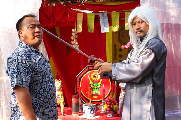 Muôn kiểu thầy bói trong phim Việt: Số 1 khiến Thái Hoa Hồng Trên Ngực Trái phải tin sái cổ - Ảnh 10. Muôn kiểu thầy bói trong phim Việt: Số 1 khiến Thái Hoa Hồng Trên Ngực Trái phải tin sái cổ - Ảnh 10.