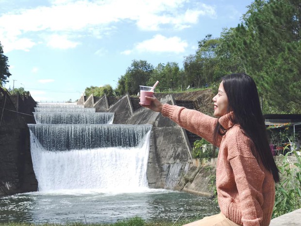 Lại một góc sống ảo Đà Lạt lên hình đẹp miễn chê còn ở ngoài thì... thấy ghê: Cái đập nước thôi mà ảo vậy hả? - Ảnh 12. Lại một góc sống ảo Đà Lạt lên hình đẹp miễn chê còn ở ngoài thì... thấy ghê: Cái đập nước thôi mà ảo vậy hả?