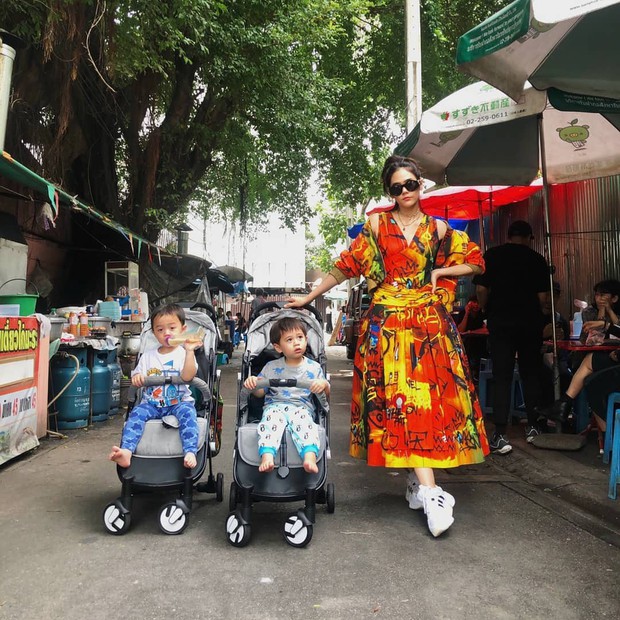 Đưa con dạo phố như nữ hoàng thảm đỏ Thái Chompoo: Chanh sả như catwalk, thần thái 2 bé còn đỉnh hơn - Ảnh 1.