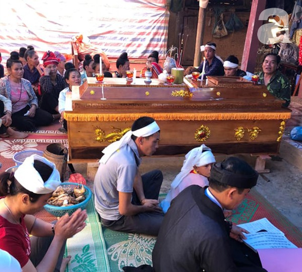 Đám tang đẫm nước mắt của 2 mẹ con sản phụ chết bất thường ở bệnh viện Sơn La: Bé trai 6 tuổi ngơ ngác ngồi bên linh cữu mẹ - Ảnh 4.