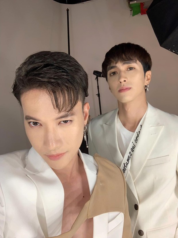 Cách cặp mỹ nam ST - Bình An ăn mừng giải Á quân Cuộc đua kỳ thú cực hot: Vén áo khoe cơ bụng 6 múi cực phẩm! - Ảnh 4.