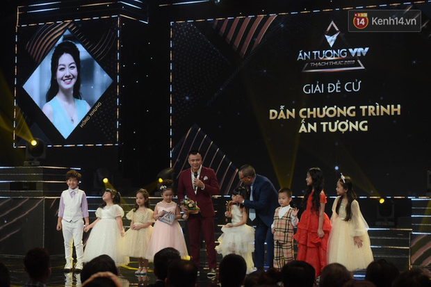 Toàn cảnh lễ trao giải VTV Awards 2019: Thu Quỳnh đụng mặt người thứ ba tin đồn, Về Nhà Đi Con thắng lớn! - Ảnh 16. Toàn cảnh lễ trao giải VTV Awards 2019: Thu Quỳnh đụng mặt người thứ ba tin đồn, Về Nhà Đi Con thắng lớn! - Ảnh 16.