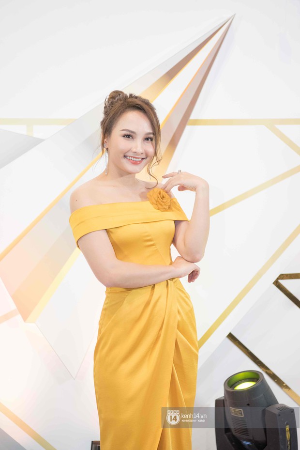 Dàn sao khủng đổ bộ thảm đỏ VTV Awards: Bảo Thanh rạng rỡ hội ngộ gia đình Về nhà đi con, Nhã Phương lẻ bóng - Ảnh 3.