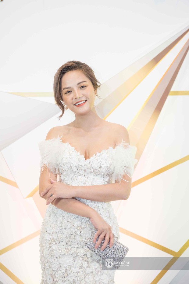 Dàn sao khủng đổ bộ thảm đỏ VTV Awards: Bảo Thanh rạng rỡ hội ngộ gia đình Về nhà đi con, Nhã Phương lẻ bóng - Ảnh 2.