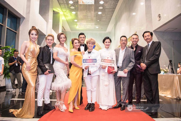 Dàn sao khủng đổ bộ thảm đỏ VTV Awards: Bảo Thanh rạng rỡ hội ngộ gia đình Về nhà đi con, Nhã Phương lẻ bóng - Ảnh 8.