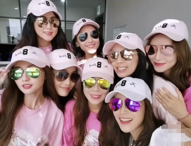 Lễ đăng ký kết hôn của Thần tiên tỷ tỷ Văn Vịnh San với đại gia: Lấn lướt hôn lễ của tỷ muội cạch mặt Angela Baby - Ảnh 8. Lễ đăng ký kết hôn của Thần tiên tỷ tỷ Văn Vịnh San với đại gia: Lấn lướt hôn lễ của tỷ muội cạch mặt Angela Baby - Ảnh 8.