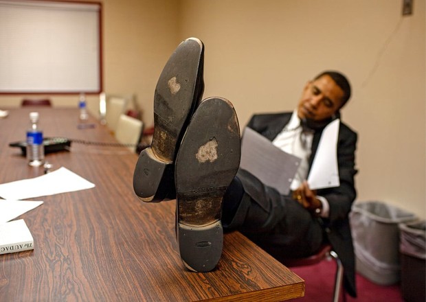 Những bức ảnh đời thường của vợ chồng Obama ngày xưa: Đôi giày rách gắn bó một thời với cựu Tổng thống Mỹ hóa ra có ý nghĩa đặc biệt - Ảnh 6.